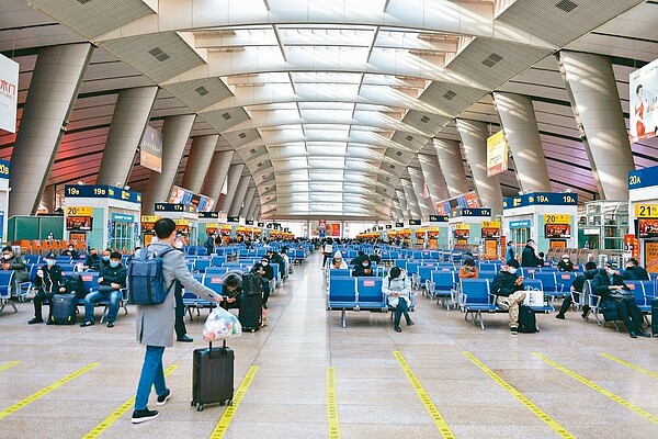 大陸倡導就地過年,今年春運前四天鐵路運輸量下跌75%。圖為北京南站候車廳旅客稀少。圖/中新社