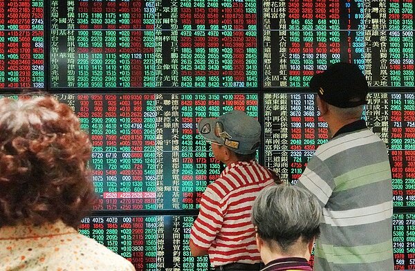 瑞銀證分析，台股短線有四隱憂，建議布局先防禦、後攻擊，熱錢近期逆勢買入三低股。圖／聯合報系資料照