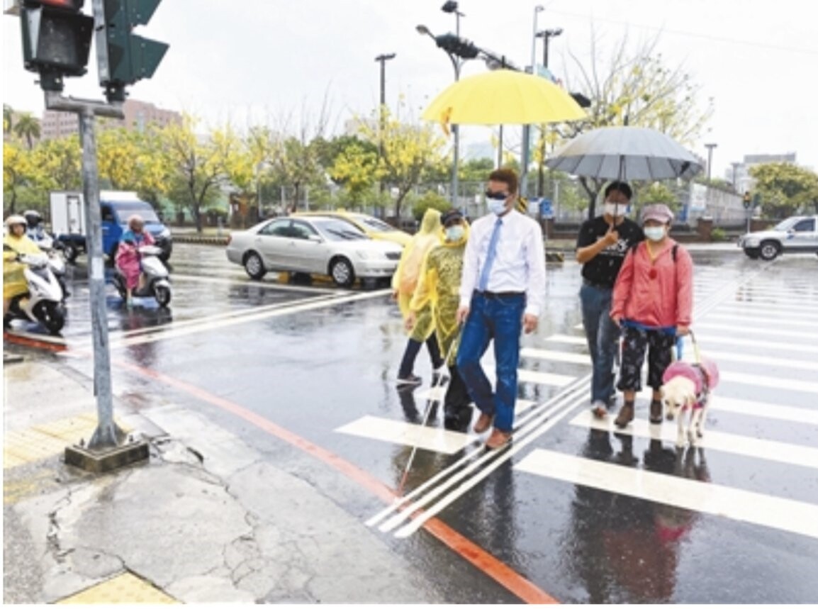 台南市交通局在小東與林森路口裝設智慧有聲號誌,讓視障者能夠走得安心。圖/聯合報資料照片