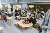 台中社會住宅點子多　居民DIY木桌椅讓公共空間有溫度