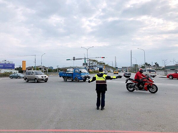 桃園市警局春安期間執法不打烊,宣布全市各大百貨商場、旅遊景點、國道交流道匝道加強交通疏導及執行取締酒駕工作。記者曾增勳/翻攝
