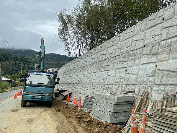 打通南清公路瓶頸路段，趕春節前通車。圖／新竹縣工務處提供