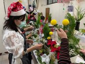 板橋自強里聖誕花藝活動　里民們巧手做花藝