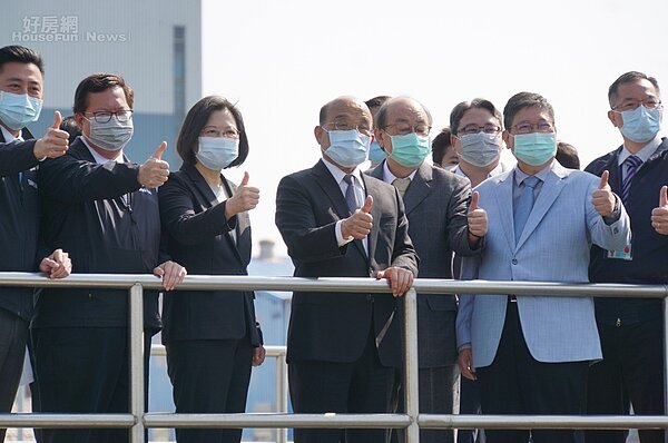 總統蔡英文(左三)視察「桃園新竹備援管線工程」通水情形。照片經濟部提供