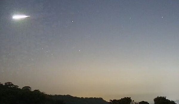 民眾驚見「火流星」劃破天際震撼畫面。YouTube/交通部觀光局阿里山國家風景區管理處