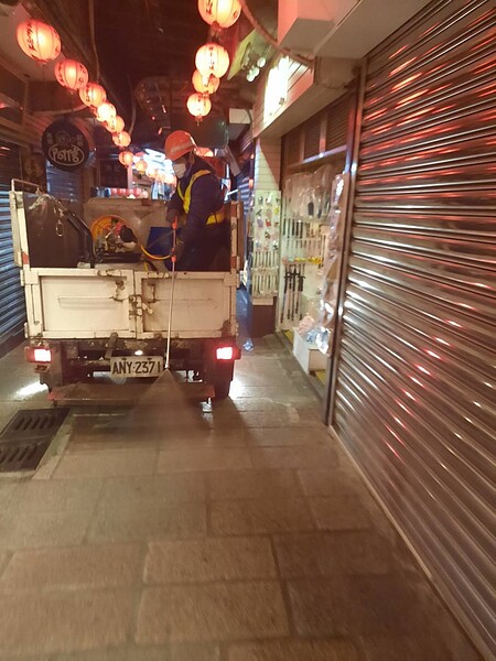 新北市環保局預計1日晚間再去九份老街消毒1次。圖/新北市環保局提供