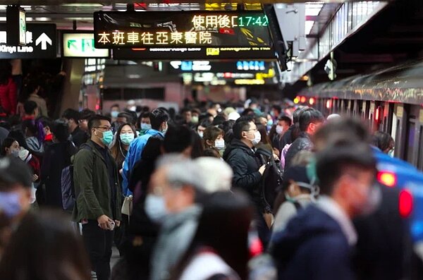 春節期間,台北捷運將視人潮情況彈性調整班距。圖/聯合報系資料照