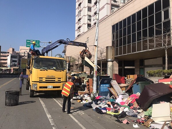 彰化縣員林市公所配合國家清潔週，提供免費清運大型廢傢俱，員林國宅因住戶較多，今天就清了上百噸廢傢俱等物品。圖／清潔隊提供