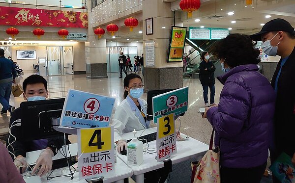 2月2日起高雄市12家指定隔離醫院病房區加強管制，禁止探病。衛生局長黃志中表示，請民眾避免除主治醫師特許外非必要探視，建議以視訊或電話方式替代實地探視。圖／高醫提供