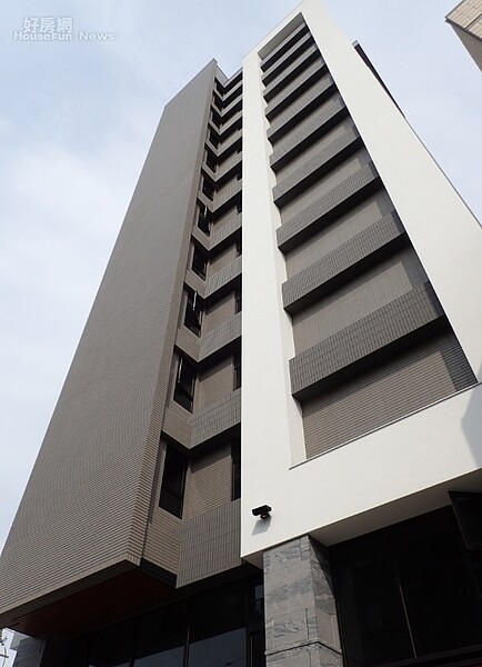 有些建案已開始應用外牆塗料工程替代外牆磁磚工程,以降低磁磚掉落的風險。照片中麗建設提供