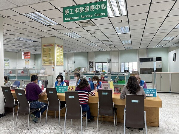 高雄市勞工局提醒勞資雙方,疫情期間可多加利用「線上申請勞資爭議調解」,勞工局受理後即會指派專人服務。圖/高雄市勞工局提供
