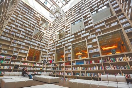 文化部與教育部共同合作試行「公共出借權」制度,讓作者及出版者享有借書回饋。圖為大地酒店圖書館,是網路打卡熱點。中時報系資料照