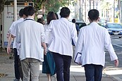 醫護採檢被扣薪？北榮、萬芳澄清會給公假