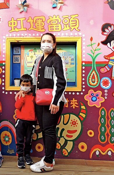 彩虹爺爺黃永阜持續創作，作品吸引人潮，是打卡熱點。圖／文化局提供