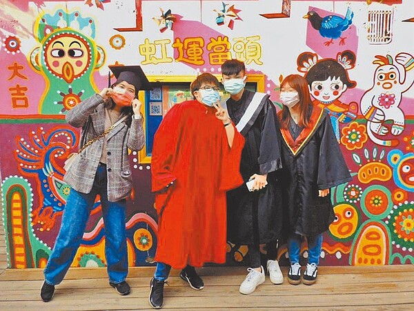 彩虹眷村吸引年輕人前往旅遊、拍學士照等,並祝福民眾「虹運當頭」。(台中市政府文化局提供/陳世宗台中傳真)
