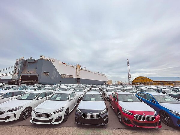 1月新車掛牌數衝上5.1萬輛,創近10年來單月新高。圖為進口車。(台中港務分公司提供)