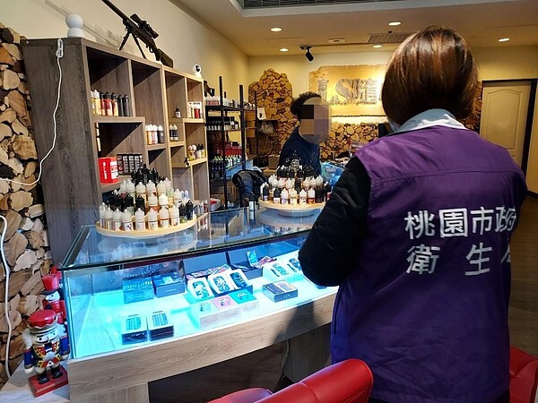 桃園市電子煙危害防制自治條例在1月18日獲行政院核定,市府衛生局指出,自治條例已送法務局,預計2月4日公告,公告日就會開始施行並稽查。圖/市府衛生局提供