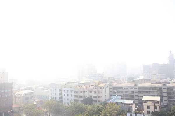 彰化市今天空氣品質不佳，遠看市區一片霧茫茫。圖／記者林敬家攝