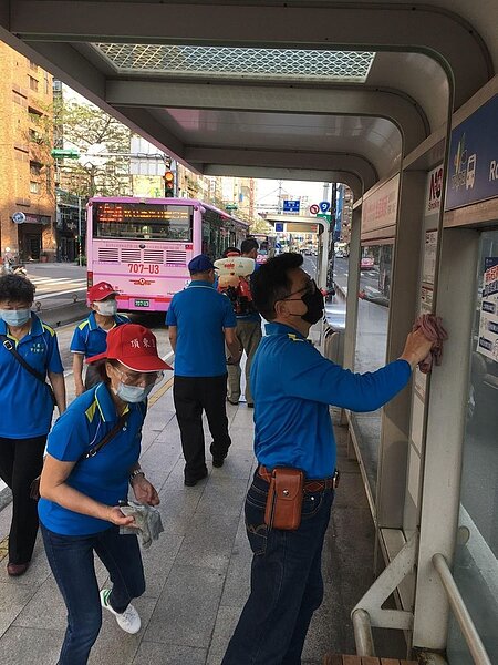王曜樹與社會志工一同為里區各個地方進行消毒，確保頂東里有整潔的環境。圖／王曜樹提供