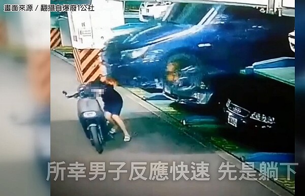 轎車疑似沒拉手煞車,導致整輛車滑落墜下機械車位。圖/擷取自聯合影音