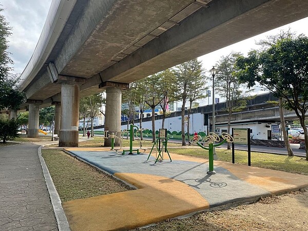 線型公園的體健設相當充足，許多銀髮族午後皆會在此處運動。圖／張慧萱攝