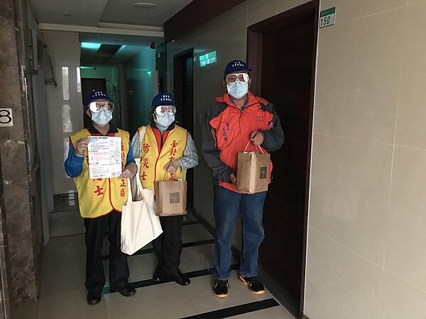 里長與團隊贈送防疫包給居家檢疫居民（內含口罩、溫度計及生活用品）。圖／王曜樹提供