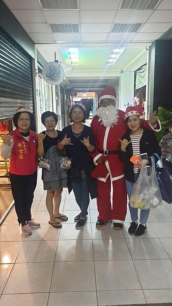 王曜樹為配合聖誕節氣氛，扮裝成聖誕老公公為民眾派福音。圖／王曜樹提供