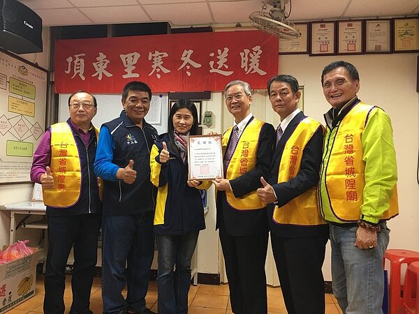 頂東里舉行一年一度寒冬送暖活動，各界捐贈金額與物資，再由里長代表分發給社會弱勢。圖／王曜樹提供