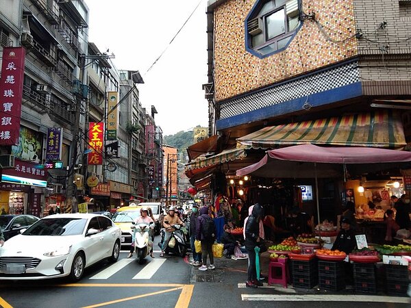 傳統市場在過年前將湧現人潮,基隆市警局規畫9日到11日(除夕)在市場周邊道路執行交通疏導勤務,部分路段禁止車輛進入。記者邱瑞杰/攝影