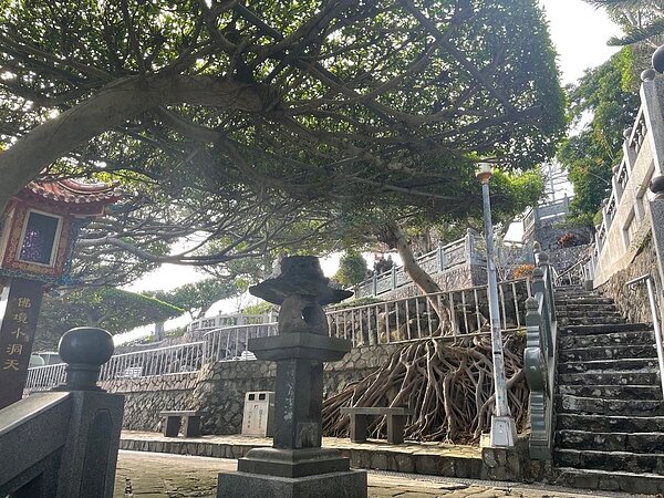 靈山公園位於關渡宮上方，可以一眺美麗的水岸景緻。圖／張慧萱攝