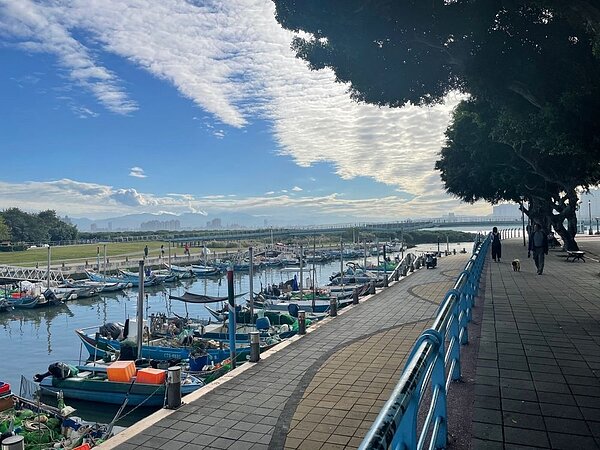 關渡水岸自然公園，不管遊客或是關渡里里民皆愛在此處散步放鬆身心。圖／張慧萱攝