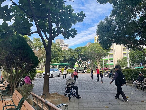 知行公園是親子活動與銀髮族談天的首選。圖／張慧萱攝