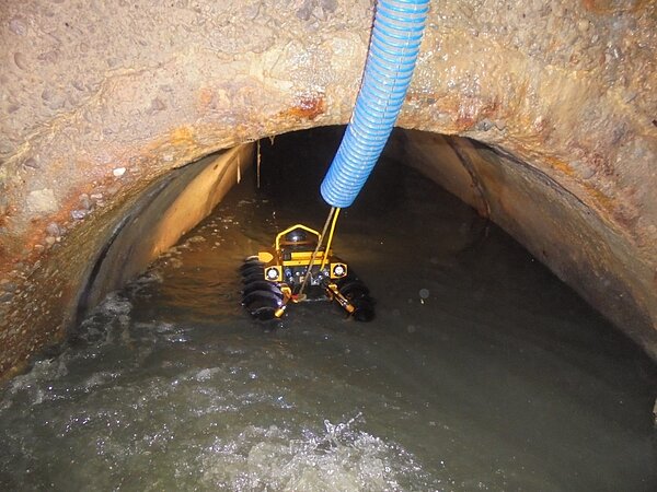 北市引進「無人影像聲納探測船」為污水管延壽。圖／台北市工務局提供