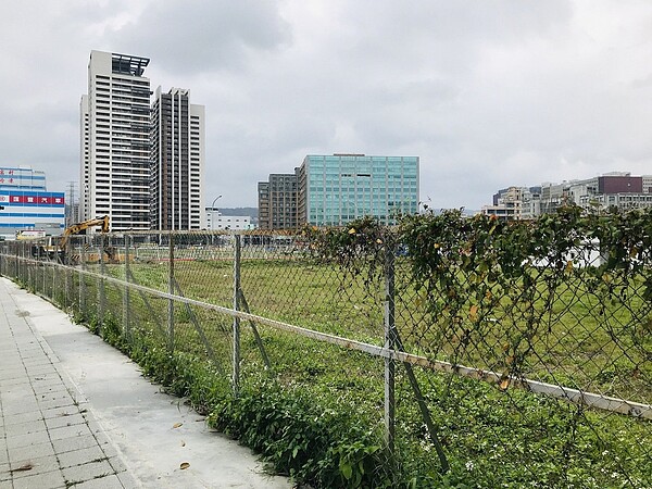 新北市中和區好市多(COSTCO)旁占地1.6萬坪的大洋塑膠舊廠區現況。圖/張志豪服務處提供