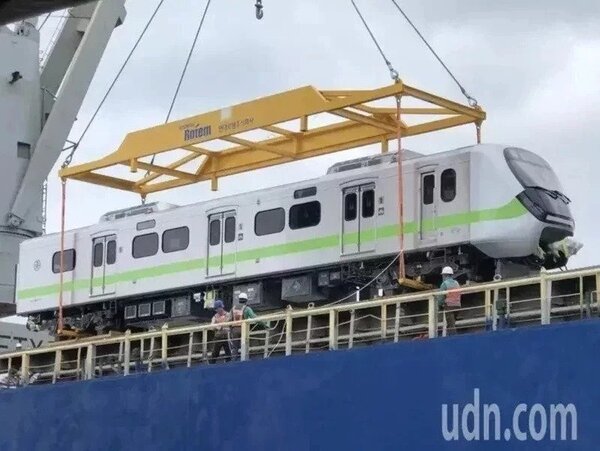 被譽為「史上最美最長區間車」EMU900型通勤電聯車，首批新車去年10月24日抵台。圖／聯合報資料照
