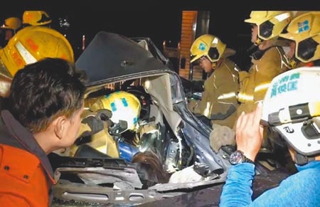 台南市安南區台江大道發生重大車禍後，消防人員搶救受困車內的傷者。（洪榮志攝）