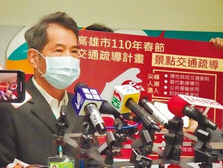 高市交通局副局長黃萬發2日說明春節交通疏運計畫，預估今年受疫情影響，車潮、人潮將比往年同期增加2、3成。（林宏聰攝）