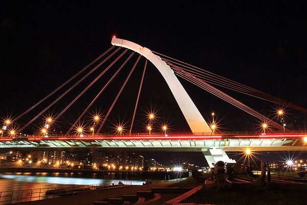 大直橋優美弧線設計受到讚賞，但橋上自行車牽引道設計卻遭到民眾陳情。圖／北市工務局提供