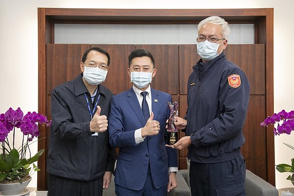 新竹市警局家防官郭有軒(右)救出不只一位隱藏在社區裡的受虐兒,獲紫絲帶獎肯定。市長林智堅(中)昨感謝他的付出與用心。圖/新竹市政府提供