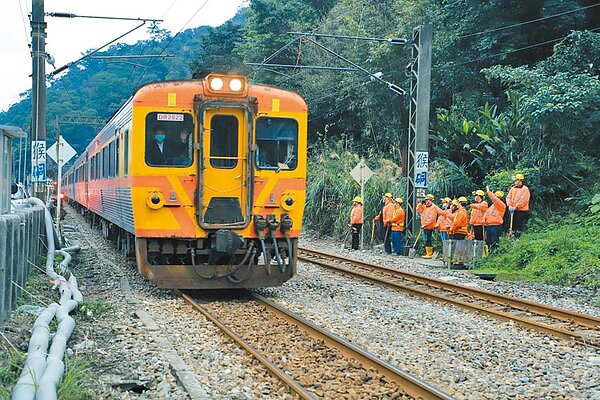 台鐵瑞芳至猴硐段2020年12月因連日大雨發生邊坡滑動,導致北部往東部路線中斷,交通部長林佳龍2日再度前往視察搶修情況,宣布提前雙線通車。(交通部提供/葉書宏新北傳真)