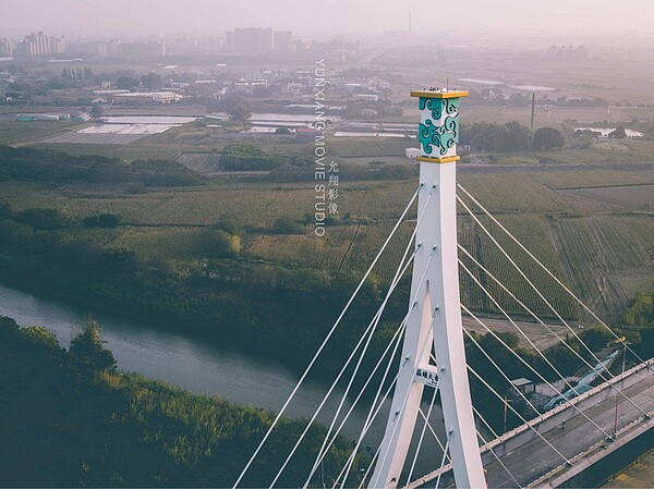 嘉義縣首座景觀斜張橋，連接朴子市與六腳鄉的蒜頭大橋改建工程完工，橋塔設計採用人氣國寶青花瓷瓶口線條，高度73公尺，允翔影像空拍工作室負責人柯發壽空拍美景。圖／柯發壽提供