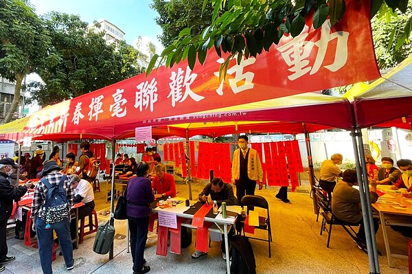 龍生里沈鳳雲里長連續三年邀請永慶房屋合作舉辦新春揮毫活動。圖/永慶房產提供