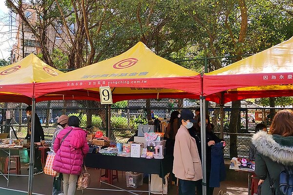 康寧里今年也舉辦跳蚤市場,鼓勵民眾珍惜資源、做公益。圖/永慶房產提供