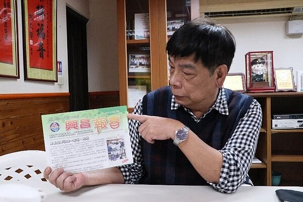 吳融昊介紹里刊《興昌報喜》。（圖／郭宇璇攝）