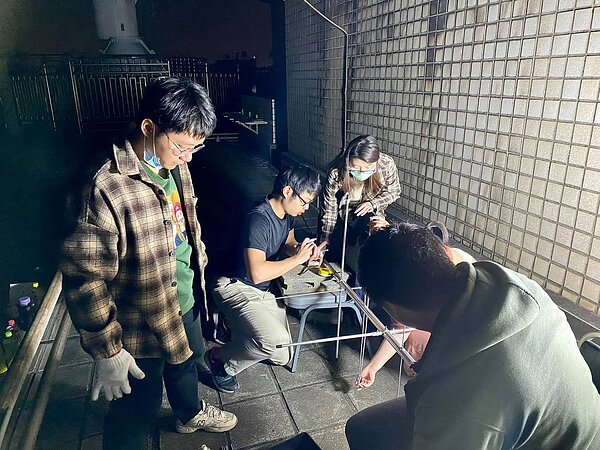 中央大學太空系團隊不眠不休努力，總算順利獲得彌足珍貴的衛星訊號，確認本次任務執行成功。圖／中央大學提供
