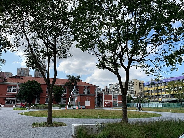 義村里內雖然沒有公園,但仍有許多休閒場所供里民休憩。圖/郭思妏攝