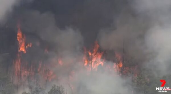 澳洲第四大城伯斯（Perth）山區1日爆發叢林大火，火勢蔓延至今已經至少71處住宅被燒毀。圖／截自7NEWS Australia新聞畫面