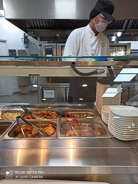 王志翔常帶家人到大賣場嚐「雞肉丸」，口感有層次。圖／樂生活實習記者程馨攝影