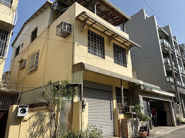 呂男子自越南搭機返國,攜帶豬肉餡餅(重130公克)被裁罰20萬,事後拒不繳納罰,執行官至他的住處,查扣汽車1部、電視機1台及1組簡易型電梯,同時將呂所有透天厝張貼查封公告。圖/行政執行署台中分署提供