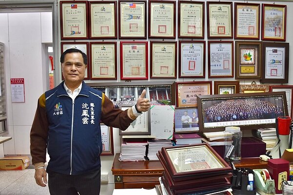 沈鳳雲長期致力於社會服務，獲獎無數。圖／江翊柔攝